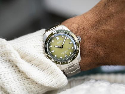 Oris Divers Sixty-Five Date Automatik Edelstahl 40mm grünes Zifferblatt Metallband – Herrenuhren Uhr mit Datum aus Edelstahl. Das Gehäuse ist rund und silber. Das Edelstahlarmband ist silber. Das Zifferblatt ist ein Index in grün. – Ansicht 7