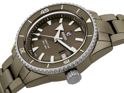 Rado Captain Cook  Diver Keramik olivgrün Keramikband – Herrenuhren Uhr mit Datum aus Keramik. Das Gehäuse ist rund und grün. Das Keramikarmband ist grün. Das Zifferblatt ist ein Index in grün. – Ansicht 2