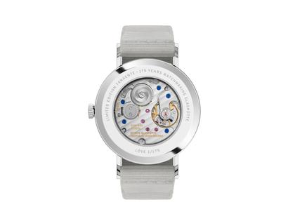 Nomos Glashütte Tangente 38 Datum "175 Years Watchmaking - Love" Handaufzug Edelstahl cremeweißes Zifferblatt graues Textilband Glasboden – Herrenuhren Uhr mit Datum aus Edelstahl. Das Gehäuse ist rund und silber. Das Textilarmband ist grau. Das Zifferblatt ist arabisch Index und beige. – Ansicht 2