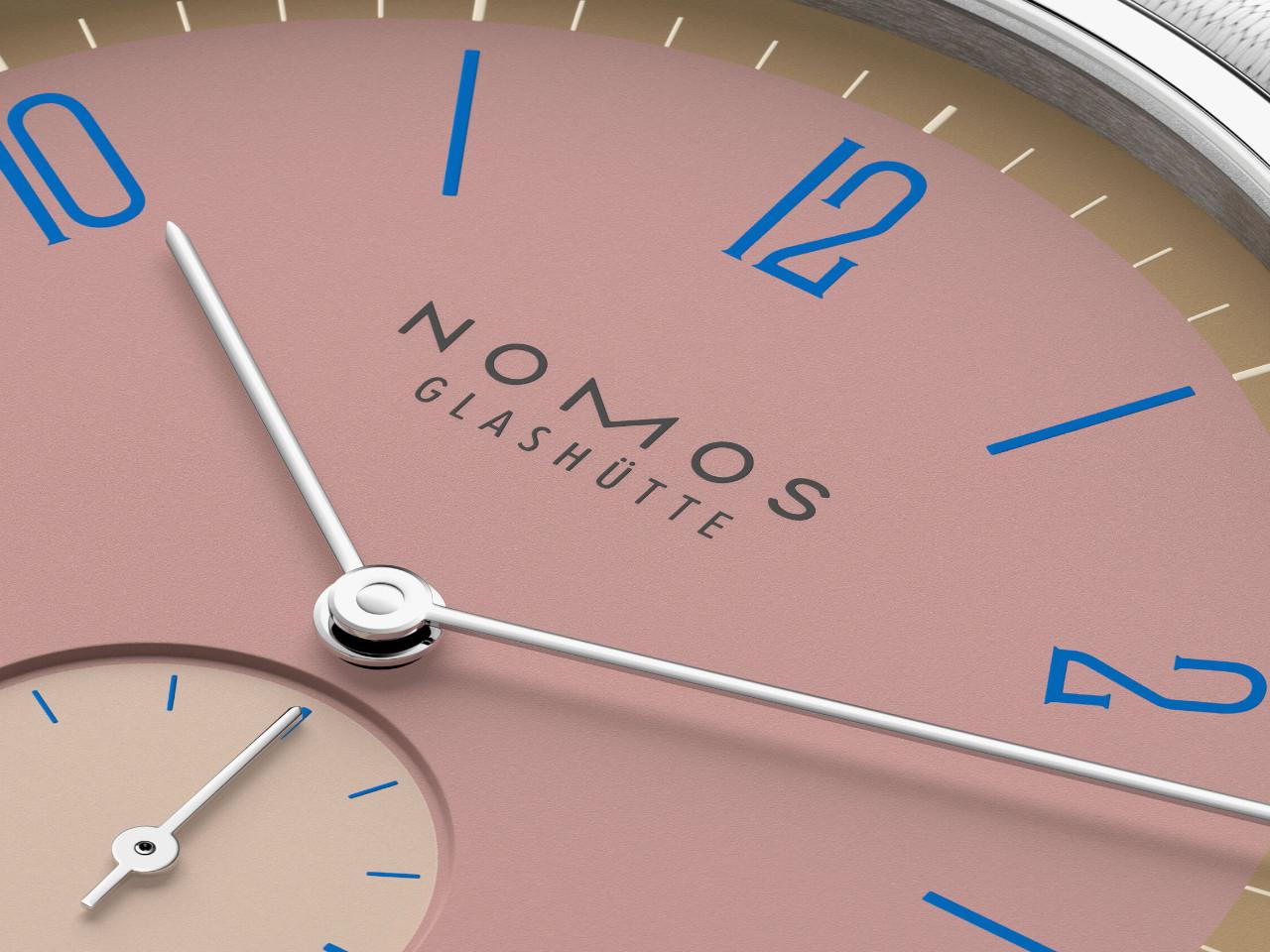 Nomos Glashütte Tangente 38 Datum "175 Years Watchmaking - Pompadour" Handaufzug Edelstahl rosa Zifferblatt graues Textilband Glasboden – Herrenuhren Uhr mit Datum aus Edelstahl. Das Gehäuse ist rund und silber. Das Textilarmband ist grau. Das Zifferblatt ist arabisch Index und rosa. – Ansicht 6