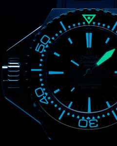 Omega Seamaster Ploprof 1200M Automatik Edelstahl 55x45mm blaues Zifferblatt blaues Kautschukband Summer Blue – Herrenuhren Uhr ohne Datum aus Edelstahl und Kautschuk. Das Gehäuse ist rund und silber. Das Kautschuk / Kunststoff / Silikon Armband ist blau. Das Zifferblatt ist ein Index in blau. – Ansicht 3
