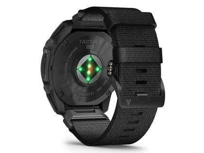 Garmin tactix 8 Solar Quarz Polymer und Titan 51mm digitales Zifferblatt schwarzes Nylonband – Herrenuhren Uhr Multifunktion aus DLC beschichtet, Kunststoff und Titan. Das Gehäuse ist rund und schwarz. Das Textilarmband ist schwarz. Das Zifferblatt ist digital und schwarz. – Ansicht 3