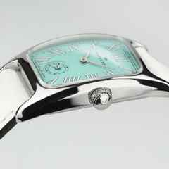 Hamilton American Classic Boulton Small Second M Quarz Edelstahl türkises Zifferblatt weißes Lederband – Herrenuhren Uhr ohne Datum aus Edelstahl und Leder. Das Gehäuse ist rechteckig und silber. Das Lederarmband ist weiß. Das Zifferblatt ist römisch und türkis. – Ansicht 4