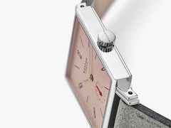 Nomos Glashütte Tetra Petit Four Perle Handaufzug Edelstahl 29mm rosafarbenes Zifferblatt graues Lederband Glasboden – Damenuhren Uhr ohne Datum aus Edelstahl. Das Gehäuse ist quadratisch und silber. Das Lederarmband ist grau. Das Zifferblatt ist arabisch Index und rosa. – Ansicht 2