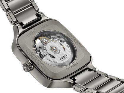 Rado True Square Automatik Skeleton Keramik grau 38mm Keramikband grau – Herrenuhren Uhr ohne Datum aus Keramik und Titan. Das Gehäuse ist quadratisch und grau. Das Keramikarmband ist grau. Das Zifferblatt ist skelettiert und grau. – Ansicht 4