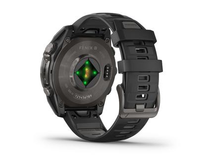 Garmin fenix 8 47mm AMOLED faserverstärktes Polymer Titan carbongrau beschichtet schwarzes Kautschukband – Herrenuhren Uhr Multifunktion aus DLC beschichtet, Kautschuk und Titan. Das Gehäuse ist rund und grau. Das Kautschuk / Kunststoff / Silikon Armband ist schwarz. Das Zifferblatt ist digital und schwarz. – Ansicht 4