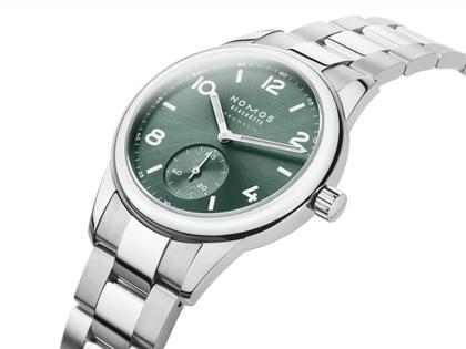 Nomos Glashütte Club Sport neomatik 37 Petrol Automatik Edelstahl grünes Zifferblatt Metallband Glasboden – Herrenuhren Uhr ohne Datum aus Edelstahl. Das Gehäuse ist rund und silber. Das Edelstahlarmband ist silber. Das Zifferblatt ist arabisch Index und grün. – Ansicht 2