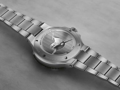 Oris Aquis Date Yangtze Jiangtun Limited Edition Automatik Edelstahl 43,5mm grünes Zifferblatt Metallband – Herrenuhren Uhr mit Datum aus Edelstahl. Das Gehäuse ist rund und silber. Das Edelstahlarmband ist silber. Das Zifferblatt ist ein Index in grün. – Ansicht 5