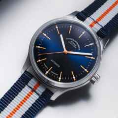 Mühle Glashütte Panova Blau Automatik Edelstahl 40mm blau-weißes Textilband – Herrenuhren Uhr ohne Datum aus Edelstahl und Leder. Das Gehäuse ist rund und silber. Das Textilarmband ist blau. Das Zifferblatt ist ein Index in blau. – Ansicht 2