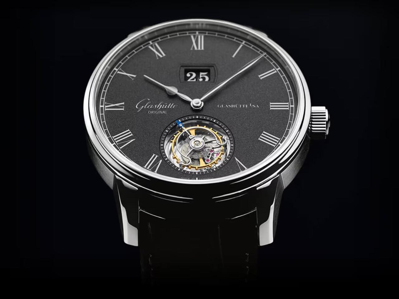 Glashütte Original Senator Tourbillon Automatik Weißgold 42mm schwarzes Zifferblatt graues Lederband – Herrenuhren Uhr mit Datum aus 750 Weißgold. Das Gehäuse ist rund und silber. Das Lederarmband Kroko / Alligator ist grau. Das Zifferblatt ist römisch und grau. – Ansicht 3