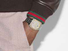 Gucci G-Flat Quarz Edelstahl 36mm silbernes Zifferblatt Metallband YA166403 – Herrenuhren Uhr mit Datum aus Edelstahl und vergoldet. Das Gehäuse ist rechteckig und silber-gelbgold. Das Edelstahlarmband ist silber. Das Zifferblatt ist römisch Index und grau. – Ansicht 4