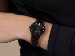 Rado Centrix Diamonds Automatik Edelstahl Gelbgold-PVD 35mm schwarzes Zifferblatt mit Brillanten Metallband – Damenuhren Uhr mit Datum aus Edelstahl, Keramik und PVD beschichtet. Das Gehäuse ist rund und gelbgold. Das Keramikarmband ist schwarz. Das Zifferblatt ist ein Index in schwarz. – Ansicht 6