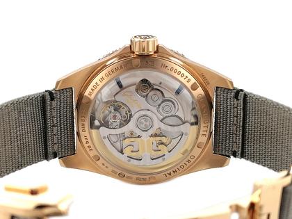 Glashütte Original SeaQ Panoramadatum Automatik Rotgold 43mm schwarzes Zifferblatt graues Textilband 1-36-13-03-90-34 Full Set  Occasion – Herrenuhren Uhr mit Datum aus 750 Rotgold, Edelstahl und Keramik. Das Gehäuse ist rund und rotgold. Das Textilarmband ist grau. Das Zifferblatt ist arabisch Index und schwarz. – Ansicht 2
