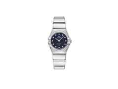Omega Constellation Quarz Edelstahl 25mm blaues Zifferblatt mit Brillanten Metallband – Damenuhren Uhr ohne Datum aus Edelstahl. Das Gehäuse ist rund und silber. Das Edelstahlarmband ist silber. Das Zifferblatt ist ein Index in blau.