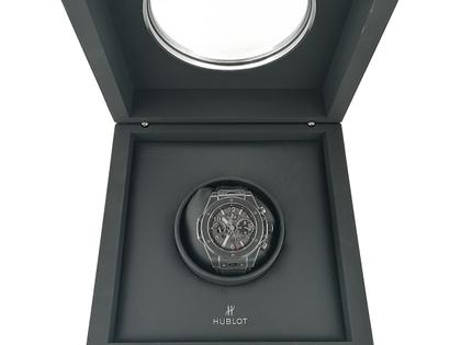 Juwelier Roller Hublot Big Bang Unico Black Magic Automatik Keramik 42mm schwarz Kautschukband 441.CI.1170.RX Full Set Occasion – Herrenuhren Uhr mit Datum aus Keramik und Titan. Das Gehäuse ist rund und schwarz. Das Kautschuk / Kunststoff / Silikon Armband ist schwarz. Das Zifferblatt ist arabisch Index und transparent. – Ansicht 3