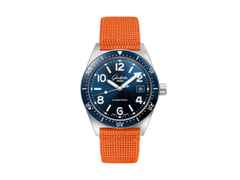 Glashütte Original SeaQ Automatik Edelstahl 40mm blaues Zifferblatt oranges Textilband – Herrenuhren Uhr mit Datum aus Edelstahl und Keramik. Das Gehäuse ist rund und silber. Das Textilarmband ist orange. Das Zifferblatt ist arabisch Index und blau.