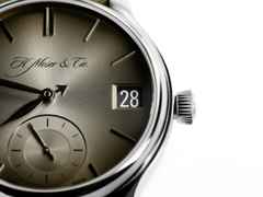 H. Moser & Cie. Endeavour Perpetual Calendar Grau Fumé Handaufzug Weißgold 40,8mm graues Zifferblatt braunes Lederband – Herrenuhren Uhr mit Kalender aus 750 Weißgold. Das Gehäuse ist rund und silber. Das Lederarmband ist braun. Das Zifferblatt ist ein Index in grau. – Ansicht 4