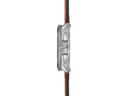 Junghans 1972 Chronoscope Sports Edition 2026 Quarz Edelstahl 43mm oranges Zifferblatt oranges Lederband limitiert – Herrenuhren Chronograph aus Edelstahl und Leder. Das Gehäuse ist rund und silber. Das Lederarmband ist orange. Das Zifferblatt ist ein Index in orange. – Ansicht 2