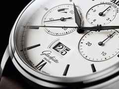 Glashütte Original Senator Chronograph Panoramadatum Automatik Edelstahl 42mm weißes Zifferblatt schwarzes Kautschukband – Herrenuhren Chronograph aus 950 Platin. Das Gehäuse ist rund und silber. Das Kautschuk / Kunststoff / Silikon Armband ist schwarz. Das Zifferblatt ist römisch Index und weiß. – Ansicht 3