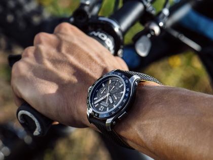 Union Glashütte Belisar Chronograph Sport Automatik Edelstahl Schwarz-DLC 43mm schwarzes Zifferblatt schwarzes Lederband – Herrenuhren Chronograph aus DLC beschichtet, Edelstahl und Leder. Das Gehäuse ist rund und silber. Das Lederarmband ist schwarz. Das Zifferblatt ist arabisch Index und schwarz. – Ansicht 10
