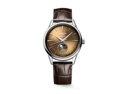 Longines Flagship Heritage Automatik Edelstahl 38,5mm beiges Zifferblatt braunes Lederband – Herrenuhren Uhr mit Datum aus Edelstahl und Leder. Das Gehäuse ist rund und silber. Das Lederarmband Kroko / Alligator ist braun. Das Zifferblatt ist ein Index in beige.