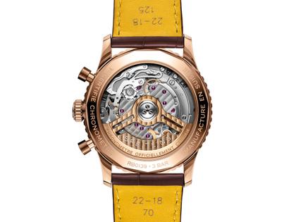 Breitling Navitimer B01 Chronograph 41 Rotgold silbernes Zifferblatt braunes Lederband – Herrenuhren Chronograph aus 750 Rotgold. Das Gehäuse ist rund und roségold. Das Lederarmband Kroko / Alligator ist braun. Das Zifferblatt ist ein Index in silber. – Ansicht 2