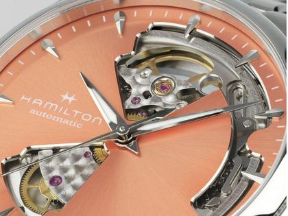 Hamilton Jazzmaster Open Heart Lady Automatik Edelstahl 36mm apricotfarbenes Zifferblatt Metalband – Damenuhren Uhr ohne Datum aus Edelstahl. Das Gehäuse ist rund und silber. Das Edelstahlarmband ist silber. Das Zifferblatt ist ein Index in orange. – Ansicht 5