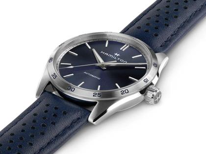 Hamilton Jazzmaster Performer Auto Edelstahl 38mm dunkelblaues Zifferblatt dunkelblaues Lederband – Herrenuhren Uhr ohne Datum aus Edelstahl und Leder. Das Gehäuse ist rund und silber. Das Lederarmband ist blau. Das Zifferblatt ist ein Index in blau. – Ansicht 2