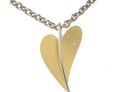 Ernstes Design Set 05 Edelstahl gelbvergoldet Herzanhänger Größe 3 groß Brillant – Anhänger Anhänger mit Besatz aus Edelstahl und und vergoldet.