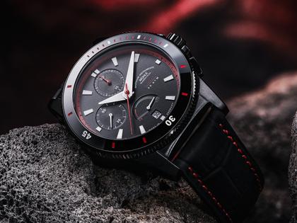 Mühle Glashütte Sportivo Power Chronograph First Edition Automatik Edelstahl Schwarz-IP 42,5mm schwarzes Zifferblatt schwarzes Leder-Kautschukband limitiert – Herrenuhren Chronograph aus Edelstahl, IP beschichtet, Keramik und Leder. Das Gehäuse ist rund und schwarz. Das Lederarmband ist schwarz. Das Zifferblatt ist ein Index in schwarz. – Ansicht 10