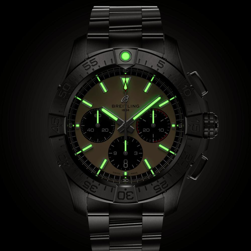 Breitling Avenger B01 Chronograph 44 Automatik Edelstahl sandfarbenes Zifferblatt Metallband – Herrenuhren Chronograph aus Edelstahl. Das Gehäuse ist rund und silber. Das Edelstahlarmband ist silber. Das Zifferblatt ist ein Index in beige. – Ansicht 6