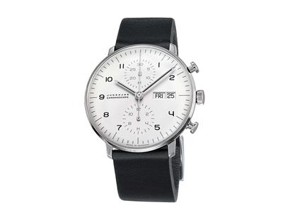 Junghans Max Bill Edition 2019 Set Chronograph und Tischuhr – Herrenuhren Chronograph aus Edelstahl. Das Gehäuse ist rund und silber. Das Lederarmband ist schwarz. Das Zifferblatt ist arabisch Index und weiß. – Ansicht 2