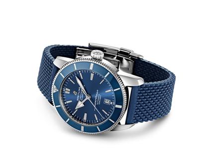 Breitling Superocean Heritage B20 Automatic 46 Edelstahl blaues Zifferblatt blaues Kautschukband – Herrenuhren Uhr mit Datum aus Edelstahl und Keramik. Das Gehäuse ist rund und silber. Das Kautschuk / Kunststoff / Silikon Armband ist blau. Das Zifferblatt ist ein Index in blau. – Ansicht 2