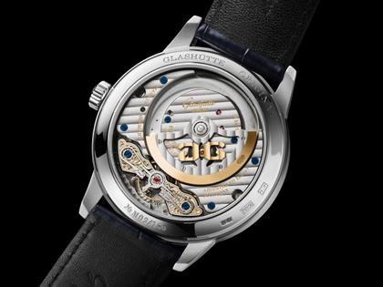 Glashütte Original PanoMaticCalendar Automatik Platin 42mm skelettiertes Zifferblatt blaues Lederband limitiert – Herrenuhren Uhr mit Kalender aus 750 Weißgold, 950 Platin und Leder. Das Gehäuse ist rund und silber. Das Lederarmband Kroko / Alligator ist blau. Das Zifferblatt ist ein Index in blau. – Ansicht 7