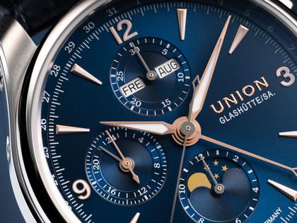 Union Glashütte Belisar Chronograph Mondphase Automatik Edelstahl 42mm blaues Zifferblatt blaues Lederband – Herrenuhren Chronograph aus Edelstahl und Leder. Das Gehäuse ist rund und silber. Das Lederarmband ist blau. Das Zifferblatt ist arabisch Index und blau. – Ansicht 4