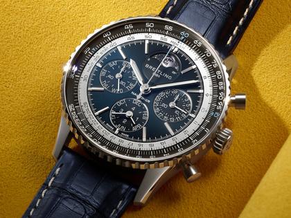 Breitling Navitimer B19 Chronograph 43 Perpetual Calendar Automatik Platin blaues Zifferblatt blaues Lederband limitiert – Herrenuhren Chronograph aus 950 Platin, Edelstahl und Leder. Das Gehäuse ist rund und silber. Das Lederarmband Kroko / Alligator ist blau. Das Zifferblatt ist ein Index in blau. – Ansicht 3