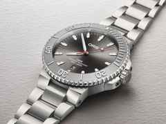 Oris Aquis Date Relief Automatik Edelstahl 43,5mm graues Zifferblatt Metallband – Herrenuhren Uhr mit Datum aus Edelstahl. Das Gehäuse ist rund und silber. Das Edelstahlarmband ist silber. Das Zifferblatt ist ein Index in grau. – Ansicht 3