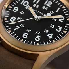 Hamilton Khaki Field Mechanical Handaufzug Bronze 38mm schwarzes Zifferblatt braunes Lederband – Herrenuhren Uhr ohne Datum aus Bronze. Das Gehäuse ist rund und braun. Das Lederarmband ist braun. Das Zifferblatt ist arabisch Index und braun. – Ansicht 3