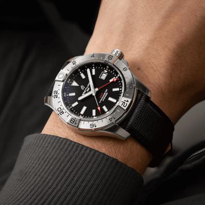 Breitling Avenger GMT 44 Automatik Edelstahl schwarzes Zifferblatt schwarzes Lederband – Herrenuhren Uhr mit Datum aus Edelstahl und Leder. Das Gehäuse ist rund und silber. Das Lederarmband ist schwarz. Das Zifferblatt ist ein Index in schwarz. – Ansicht 5