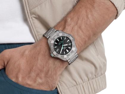 TAG Heuer Aquaracer Professional 200 Solargraph Quarz Titan 40mm schwarzes Zifferblatt Metallband – Herrenuhren Uhr mit Datum aus Titan. Das Gehäuse ist rund und grau. Das Titanarmband ist grau. Das Zifferblatt ist ein Index in schwarz. – Ansicht 7