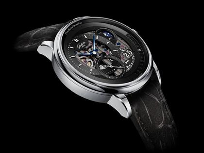 Glashütte Original PanoMaticCalendar Automatik Platin 42mm skelettiertes Zifferblatt schwarzes Lederband limitiert – Herrenuhren Uhr mit Kalender aus 950 Platin. Das Gehäuse ist rund und silber. Das Lederarmband Kroko / Alligator ist schwarz. Das Zifferblatt ist ein Index in schwarz. – Ansicht 3