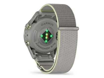 Garmin Approach S72 Titan Grau-DLC 47mm digitales Display graues Textilband – Herrenuhren Uhr Multifunktion aus Keramik und Kunststoff. Das Gehäuse ist rund und grau. Das Textilarmband ist grau. Das Zifferblatt ist digital und schwarz. – Ansicht 4