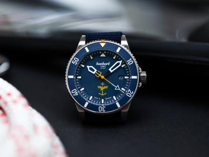 Hanhart Fly Navy Aerosphere MFG3 Automatik Edelstahl 42mm blaues Zifferblatt blaues Textilband limitiert – Herrenuhren Uhr mit Datum aus Edelstahl und Keramik. Das Gehäuse ist rund und silber. Das Textilarmband ist blau. Das Zifferblatt ist arabisch und blau. – Ansicht 7