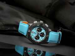 Breitling Avenger B01 Chronograph 42 Automatik Keramik türkises Zifferblatt türkises Lederband – Herrenuhren Chronograph aus Carbon, Edelstahl, Keramik und Titan. Das Gehäuse ist rund und schwarz. Das Lederarmband ist türkis. Das Zifferblatt ist arabisch Index und türkis. – Ansicht 3