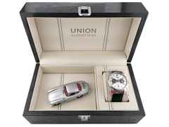 Union Glashütte Noramis Chronograph Sachsen Classic   2013 Limited Edition Automatik D005.427.16.037.07 Full Set mit Garantie Occasion Refurbished – Herrenuhren Uhr mit Datum aus Edelstahl. Das Gehäuse ist rund und silber. Das Lederarmband ist schwarz. Das Zifferblatt ist arabisch Index und silber. – Ansicht 5