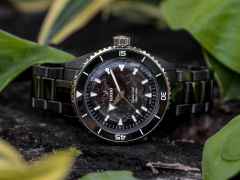 Rado Captain Cook  Keramik schwarz Keramikband – Herrenuhren Uhr ohne Datum aus Keramik. Das Gehäuse ist rund und schwarz. Das Keramikarmband ist schwarz. Das Zifferblatt ist ein Index in schwarz. – Ansicht 6