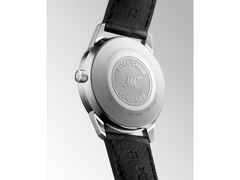 Longines Ultra Chron Classic Automatik Edelstahl 40mm silberfarbenes Zifferblatt schwarzes Lederband – Herrenuhren Uhr mit Datum aus Edelstahl und Leder. Das Gehäuse ist rund und silber. Das Lederarmband ist schwarz. Das Zifferblatt ist ein Index in silber. – Ansicht 3