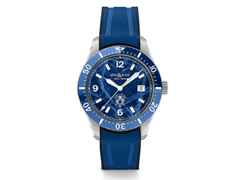 Montblanc 1858 Iced Sea Automatic Date blau Kautschukband – Herrenuhren Uhr mit Datum aus Edelstahl und Keramik. Das Gehäuse ist rund und silber. Das Kautschuk / Kunststoff / Silikon Armband ist blau. Das Zifferblatt ist arabisch Index und blau.