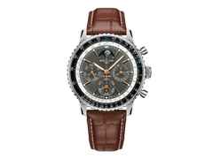 Breitling Navitimer B19 Chronograph 43 Perpetual Calendar Automatik Edelstahl graues Zifferblatt braunes Lederband – Herrenuhren Chronograph aus 950 Platin, Edelstahl und Leder. Das Gehäuse ist rund und silber. Das Lederarmband Kroko / Alligator ist braun. Das Zifferblatt ist ein Index in grau.
