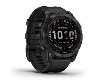 Garmin fenix 7 Sapphire Solar Titan schwarz beschichtet 47 mm Kautschukband schwarz – Herrenuhren Uhr Multifunktion aus DLC beschichtet, Kautschuk und Titan. Das Gehäuse ist rund und schwarz. Das Kautschuk / Kunststoff / Silikon Armband ist schwarz. Das Zifferblatt ist digital und silber. – Ansicht 4